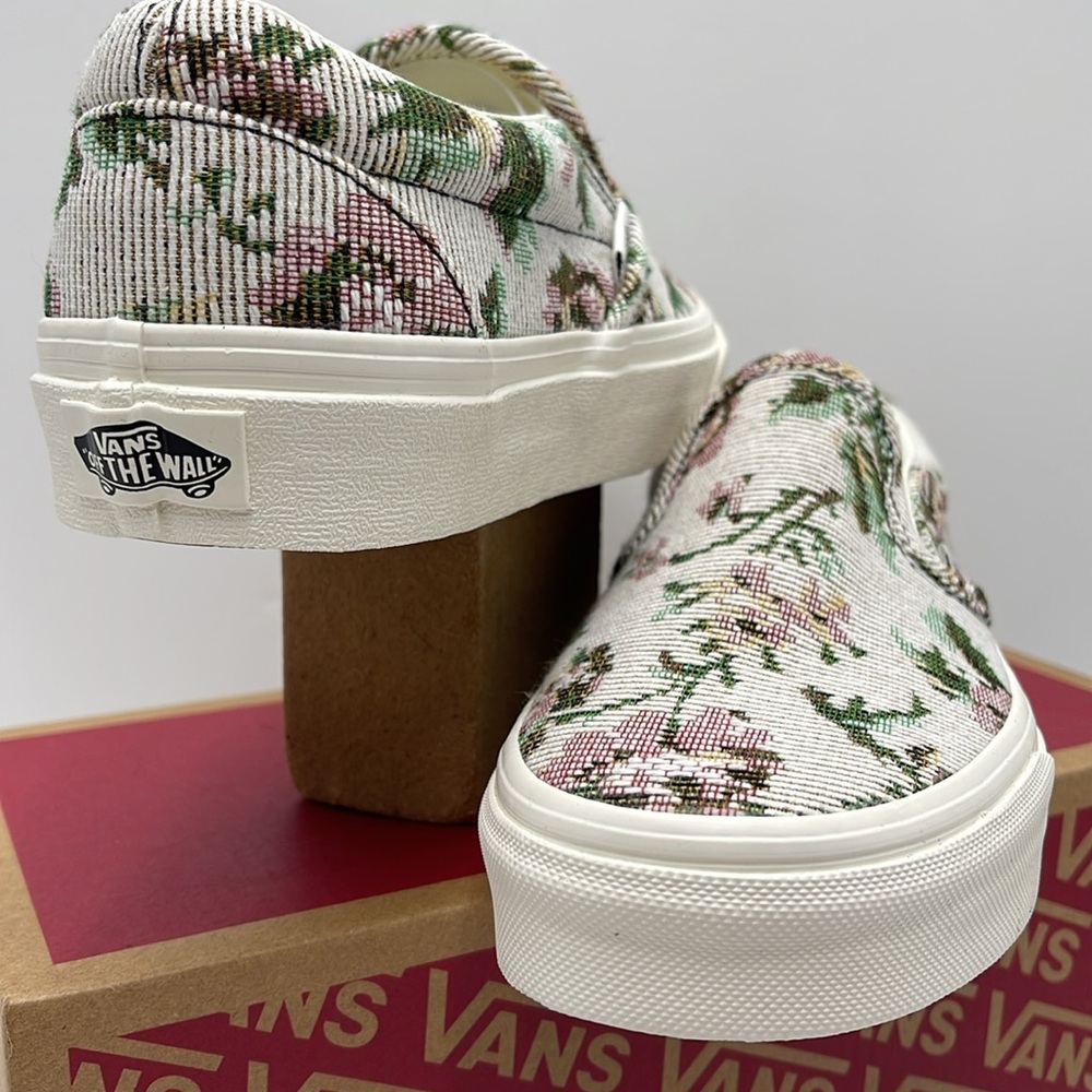 Vans Men’s Classic Slip-On Tapestry Floral Marshmall
VN000BVZCCZ
Sneakers - Picture 10 of 16